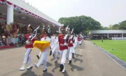 Cerita Petugas Pembawa Baki Bendera Terlepas Sepatu Saat Bertugas