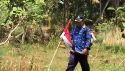 Kisah Surono Seorang Guru yang Rela Jalan Kaki 6 Kilometer demi Mengajar Anak Didiknya