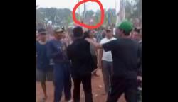 Pria Ngamuk Sambil Acungkan Golok saat Final Sepakbola Tarkam di Lebak Viral di Medsos