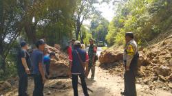 Tertutup Longsor, Kendaraan di Jalan Utama di Kadupandak Cianjur Tidak Bisa Melintas