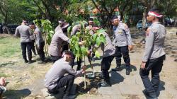 Mabes Polri Bersama Polda Jatim Tanam Ribuan Pohon di Kenjeran