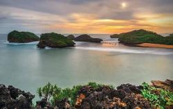 Intip Keindahan Pantai Kasap Pacitan, Mirip Raja Ampat