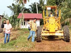 Kerjakan Lokasi Perayaan HUT RI di Tunas Harapan, PT Socfindo Kirim Backhoe loader