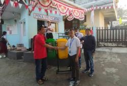 Rayakan HUT Kemerdekaan RI,  WOM Finance Donasikan Sepuluh Tempat Sampah