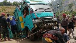 Truk Bermuatan Batu di Jalan Banjarwangi, Terjun ke Jurang Sedalam 5 Meter