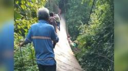 Jembatan Gantung Putus, Ratusan Orang Terjun ke Sungai