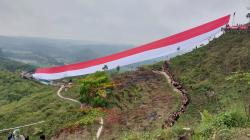 Bendera Merah Putih Sepanjang 150 Meter Berkibar di Bukit Panyangrayan Tasikmalaya