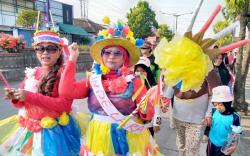 Heboh, Emak-emak Kenakan Kostum Ala  Wanita Eropa Ikut Karnaval di Pemalang