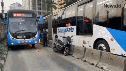 Nekat Terobos Jalur Busway, Pemotor Terjepit Bus Transjakarta