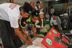 Nyablon Bareng Kiai Muda, Warga Kediri Senang Ada 'Selfie bareng Ganjar'