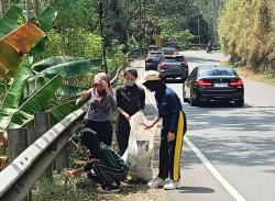 Peringati HUT RI, Pencinta Alam SMAN 1 Sigaluh Bersihkan Monumen Perjuangan