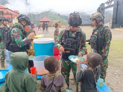 Ceria dan Bahagianya Warga Intan Jaya, Bermain dan Makan Bersama para Ksatria Tri Dharma