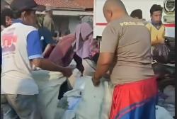 Mobil Susu Kaleng Terguling di Jalur Pantura Indramayu, Warga Langsung Berhamburan Bawa Karung