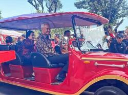 Megawati dan Ganjar Pranowo Naik Mobil Listrik Temui Relawan di Jogja