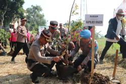 Peduli Penghijauan Sejak Dini, Polres Sragen Tanam Ribuan Pohon Berbagai Jenis