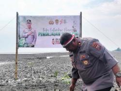 Kenakan Ikat Kepala Merah Putih, Kapolsek Medang Deras Pimpin Penanaman Bibit Bakau di Pantai Sujono