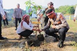 Bersama Kapolresta dan Dandim Sleman, Bupati Sleman Tanam Pohon di Embung Tambakboyo