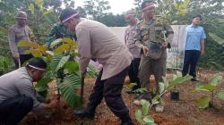 Peduli Lingkungan, Polsek Cibinong Aksi Tanam Pohon Keras