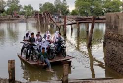 Miris , Negeri Kaya Migas Siswa Bertarung Nyawa Naik Rakit Ke Sekolah Akibat Jembatan Putus