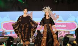 Fashion Show Pakaian Adat Meriahkan Orientasi Mahasiswa Baru Ubaya