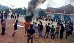 Berusia 16 Tahun, Kecamatan Cigemblong Didemo Aktivis, Ini Alasannya !