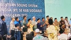 Senyum Ketua RT di Wonoayu Usai Terima Bantuan Sound System dari Pemkab Sidoarjo