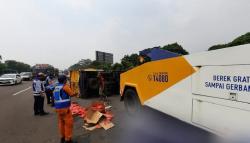 Truk Boks Terguling di Tol Jagorawi karena Pecah Ban Belakang