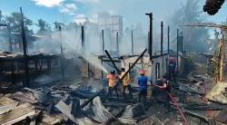 Korsleting Hanguskan 2 Rumah Warga di Barru, Pemilik Rumah Syok dan Histeris