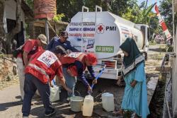 Kekeringan Semakin Meluas, PMI Jember Distribusikan Air Bersih Kepada Warga