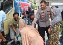 Polres Lebak Distribusikan Bantuan Air Bersih ke Warga Terdampak Kekeringan