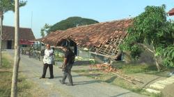 Miris Ratusan Siswa Belajar di Teras Sekolah Bertahun-tahun, Mengerikan Ketika Atap Akhirnya Ambruk