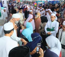 Bawa Bayinya, Ribuan Emak-emak Serbu Tradisi Ngurisan Jelang Hultah ke-88 NWDI