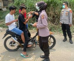 Antisipasi Gangguan Kesehatan, Polres Cimahi Bagikan Masker ke Warga Sekitar TPA Sarimukti