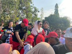 Ribuan Warga Brebes Antusias Ikuti Jalan Sehat Bersama DPR RI Paramitha