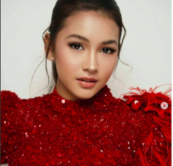 Gadis Cantik yang Gemar Bermain Film Horor Bernama Sandrinna Michelle