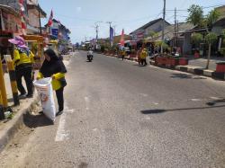 Petugas Kebersihan DLH Sigap Bersihkan Sampah Usai Pawai, Bupati Riza: Saya Bangga