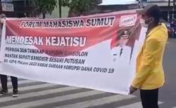 Forum Mahasiswa Sumatera Utara Turun ke Jalan Bagikan Brosur Tangkap Eks Bupati Samosir 