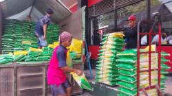 Stabilisasi Harga, Bulog Distribusikan Beras Murah Rp9.450 per Kg ke Pasar-pasar Tradisional