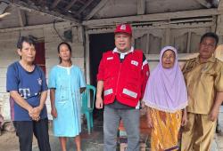 Dampak El Nino, PMI Way Kanan bagikan Air Bersih Layak Minum di Kelurahan Blambangan Umpu