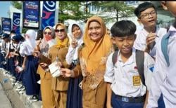 Sambut Kedatangan Presiden Jokowi, Murid SMPN 2 Kota Cirebon Rela Menunggu dari Jam 7 Pagi