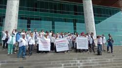 Puluhan Dokter   Spesialis dan Sub Demo Ke Kantor Gubernur Papua