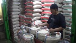 Harga Beras di Purwakarta Terus Naik, Pembeli Mengeluh