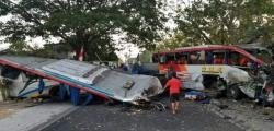 2 Bus Adu Banteng hingga Ringsek dan Atap Terlepas, Seperti Ini Kondisinya