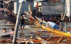 Tongkang Muatan Kayu Hantam Permukiman di Bantaran Sungai Katingan