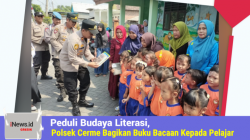 Peduli Budaya Literasi, Polsek Cerme Bagikan Buku Bacaan Kepada Pelajar