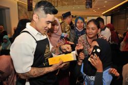 Lapis Kukus Pahlawan Bareng Chef Martin Praja Luncurkan Triple Choco Signature