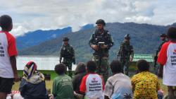 Satgas Yonif PR 330/Tri Dharma Gelar Patroli Rohani, Bagikan Ratusan Alkitab dan Kalung Rosario