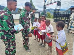 Bangkitkan Motivasi dan Semangat Belajar Anak Sekolah, Satgas Yonif PR 330/TD Bagikan Buku Tulis