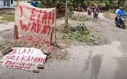 Jalan Rusak Tak Diperbaiki Selama Belasan Tahun, Warga di Asahan Buat Kuburan dan Tanam Pohon Pisang