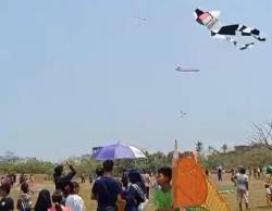 Amazing! Festival Layang-layang di Desa Cilangkahan Hiasi Langit Danau dan Pantai Talanca